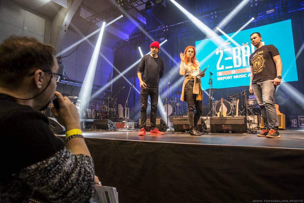 Hudební ceny Žebřík moderovali Jakub Kohák a Iva Pazderková, sošky sbírali Tomáš Klus, Ewa Farna a další