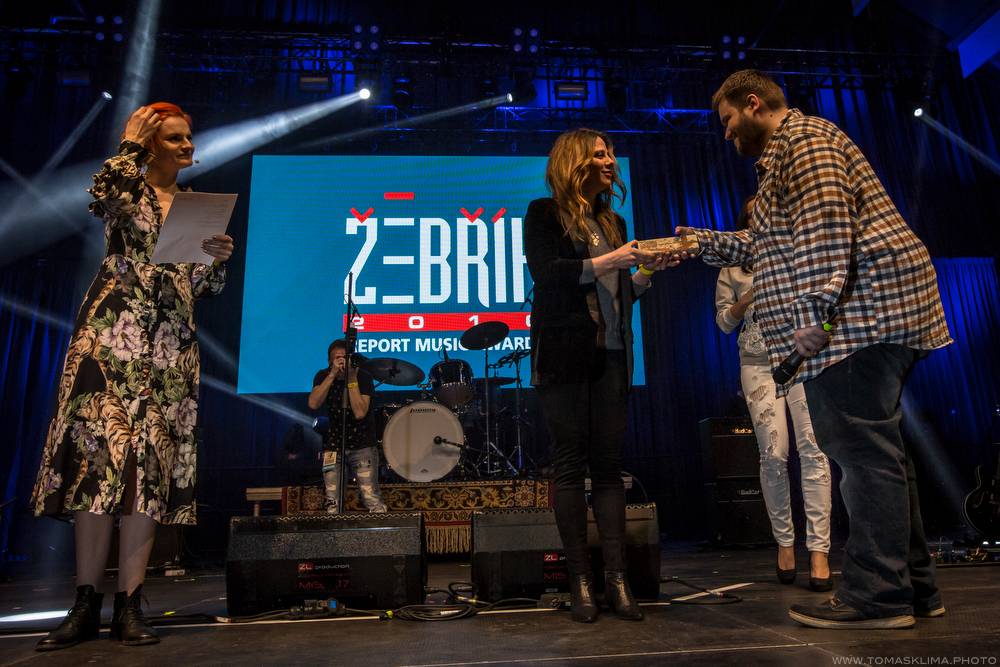 Hudební ceny Žebřík moderovali Jakub Kohák a Iva Pazderková, sošky sbírali Tomáš Klus, Ewa Farna a další