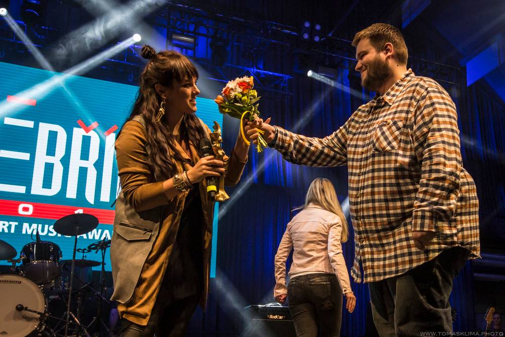 Hudební ceny Žebřík moderovali Jakub Kohák a Iva Pazderková, sošky sbírali Tomáš Klus, Ewa Farna a další