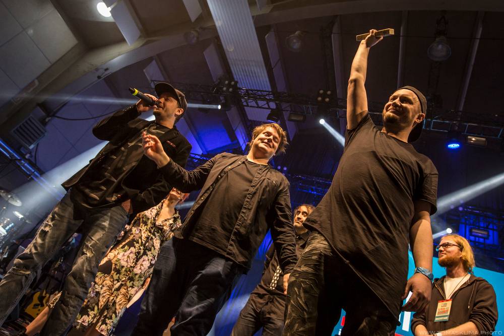 Hudební ceny Žebřík moderovali Jakub Kohák a Iva Pazderková, sošky sbírali Tomáš Klus, Ewa Farna a další