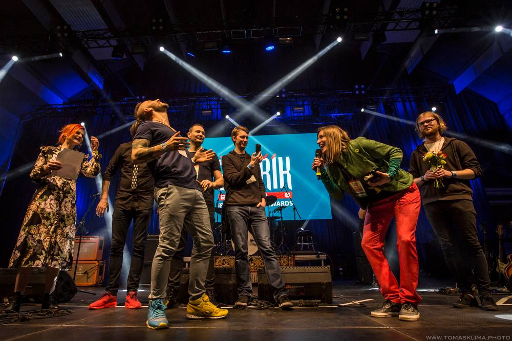 Hudební ceny Žebřík moderovali Jakub Kohák a Iva Pazderková, sošky sbírali Tomáš Klus, Ewa Farna a další