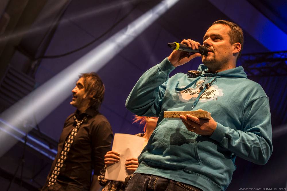 Hudební ceny Žebřík moderovali Jakub Kohák a Iva Pazderková, sošky sbírali Tomáš Klus, Ewa Farna a další