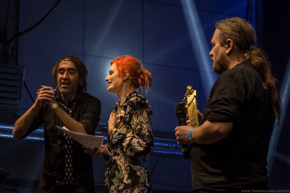 Hudební ceny Žebřík moderovali Jakub Kohák a Iva Pazderková, sošky sbírali Tomáš Klus, Ewa Farna a další