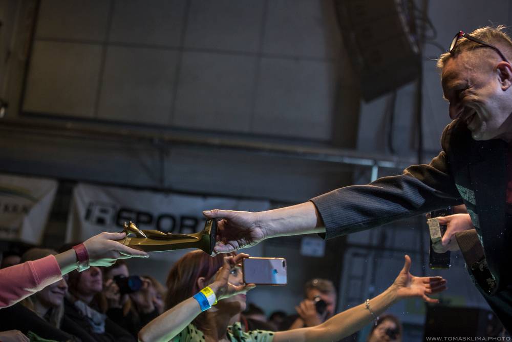 Hudební ceny Žebřík moderovali Jakub Kohák a Iva Pazderková, sošky sbírali Tomáš Klus, Ewa Farna a další