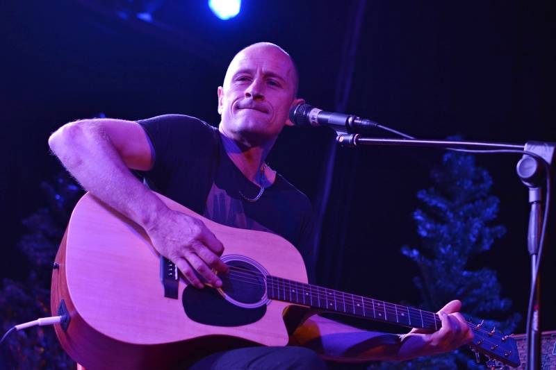 Wohnout v akustickém provedení zvedl v Pardubicích diváky ze židlí