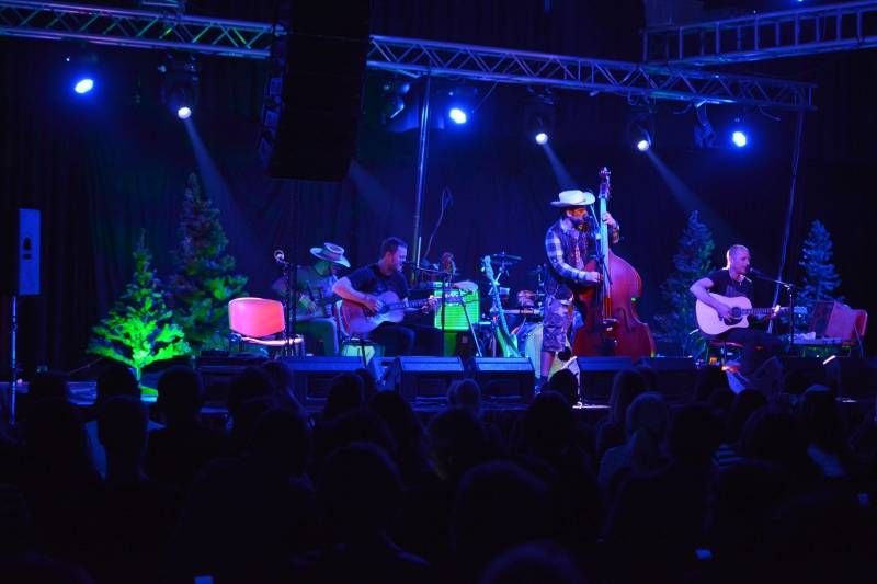 Wohnout v akustickém provedení zvedl v Pardubicích diváky ze židlí