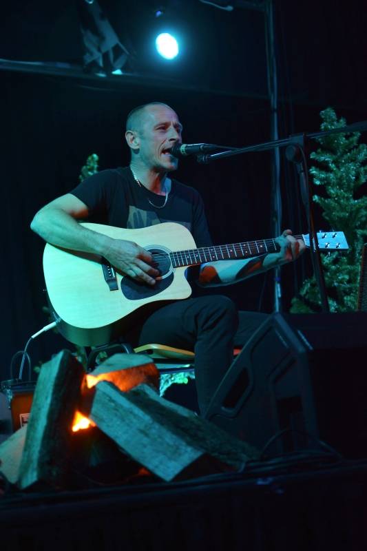 Wohnout v akustickém provedení zvedl v Pardubicích diváky ze židlí