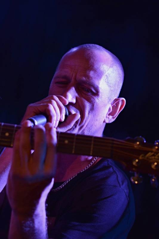 Wohnout v akustickém provedení zvedl v Pardubicích diváky ze židlí