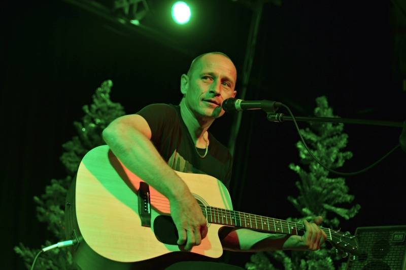 Wohnout v akustickém provedení zvedl v Pardubicích diváky ze židlí