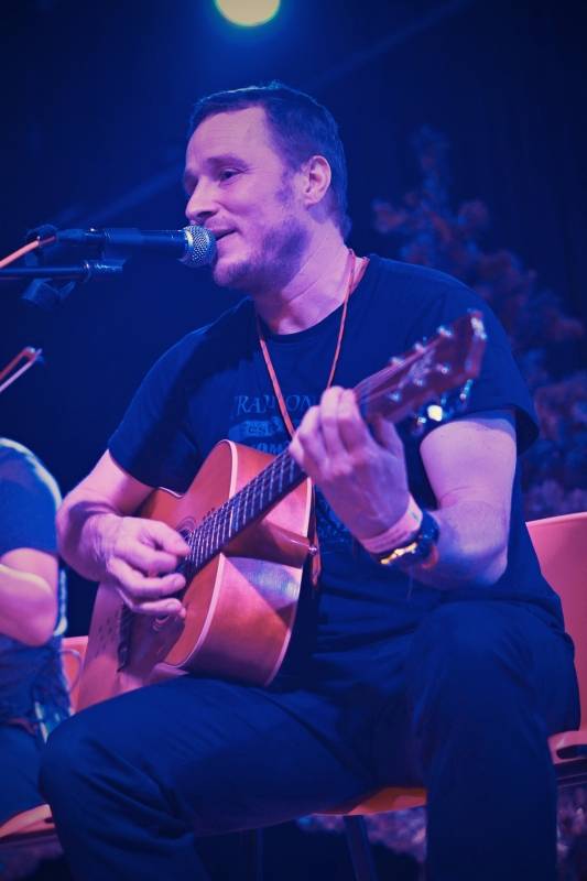 Wohnout v akustickém provedení zvedl v Pardubicích diváky ze židlí