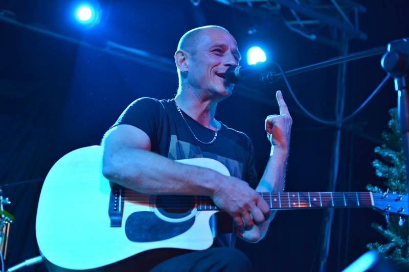 Wohnout v akustickém provedení zvedl v Pardubicích diváky ze židlí