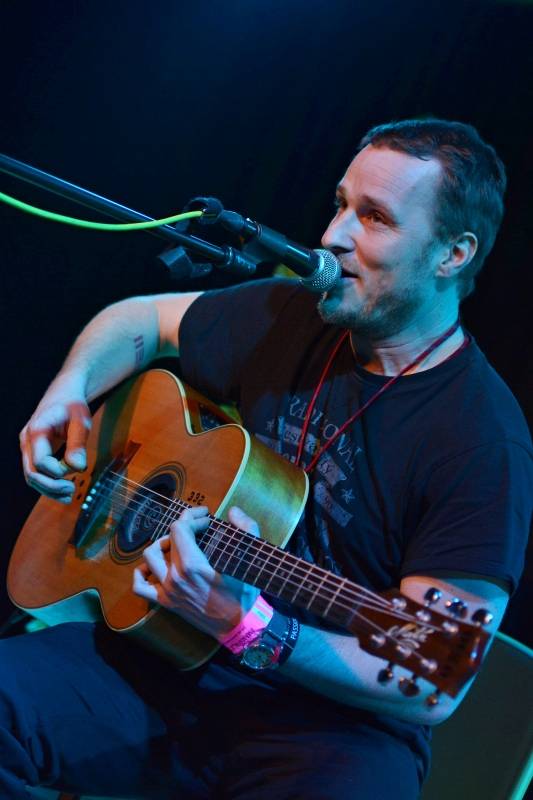 Wohnout v akustickém provedení zvedl v Pardubicích diváky ze židlí