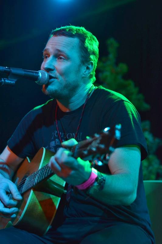 Wohnout v akustickém provedení zvedl v Pardubicích diváky ze židlí