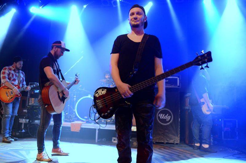 Úspěšné turné Ovoce a UDG vyprodalo Lucerna Music Bar, zazpívat si přišel i Xindl X