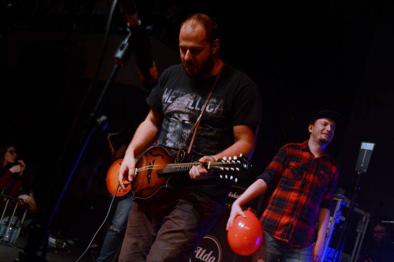 Úspěšné turné Ovoce a UDG vyprodalo Lucerna Music Bar, zazpívat si přišel i Xindl X