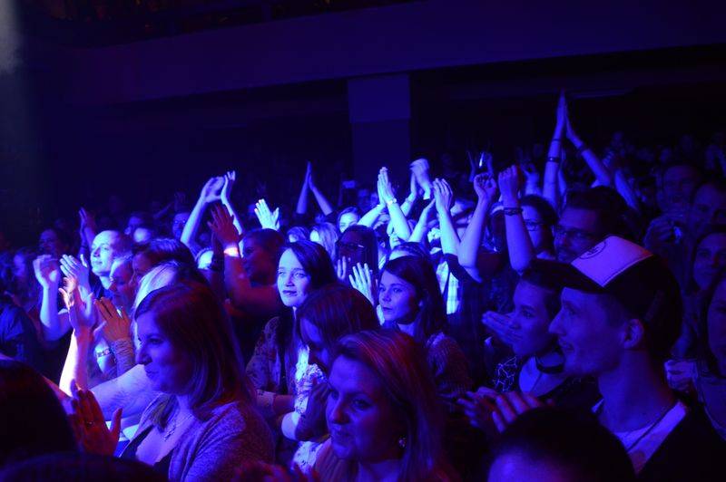 Úspěšné turné Ovoce a UDG vyprodalo Lucerna Music Bar, zazpívat si přišel i Xindl X