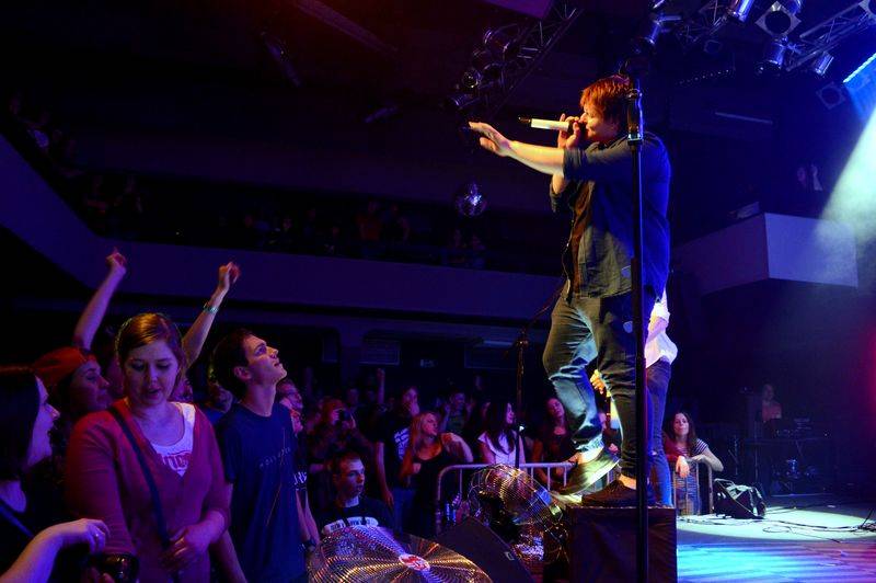 Úspěšné turné Ovoce a UDG vyprodalo Lucerna Music Bar, zazpívat si přišel i Xindl X