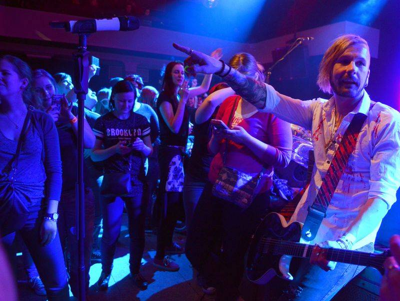 Úspěšné turné Ovoce a UDG vyprodalo Lucerna Music Bar, zazpívat si přišel i Xindl X