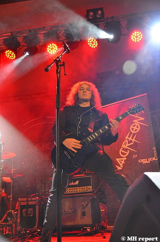 Arakain odehrál první ze dvou plzeňských koncertů, před thrashovou jízdou si je Šeříkovka poslechla unplugged