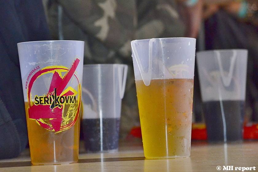 Arakain odehrál první ze dvou plzeňských koncertů, před thrashovou jízdou si je Šeříkovka poslechla unplugged