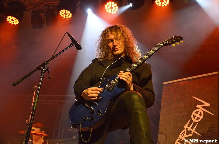 Arakain odehrál první ze dvou plzeňských koncertů, před thrashovou jízdou si je Šeříkovka poslechla unplugged