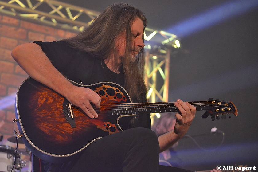 Arakain odehrál první ze dvou plzeňských koncertů, před thrashovou jízdou si je Šeříkovka poslechla unplugged