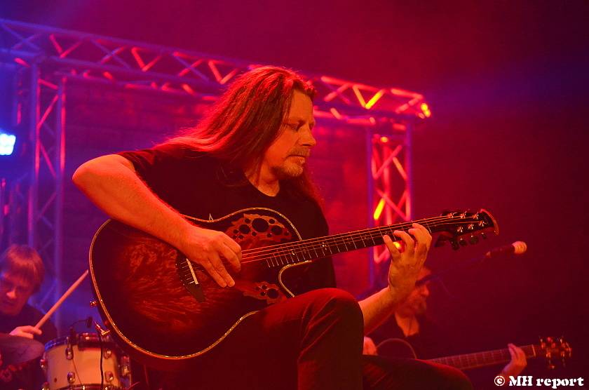 Arakain odehrál první ze dvou plzeňských koncertů, před thrashovou jízdou si je Šeříkovka poslechla unplugged