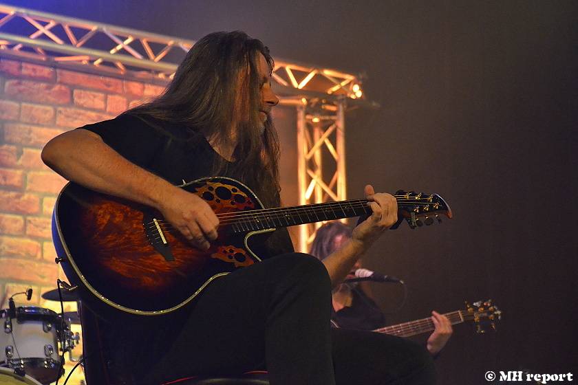 Arakain odehrál první ze dvou plzeňských koncertů, před thrashovou jízdou si je Šeříkovka poslechla unplugged