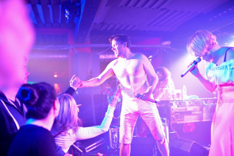 Monkey Business rozjeli svou růžovou funky show i v Ostravě