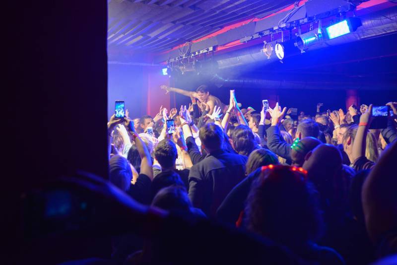 Monkey Business rozjeli svou růžovou funky show i v Ostravě