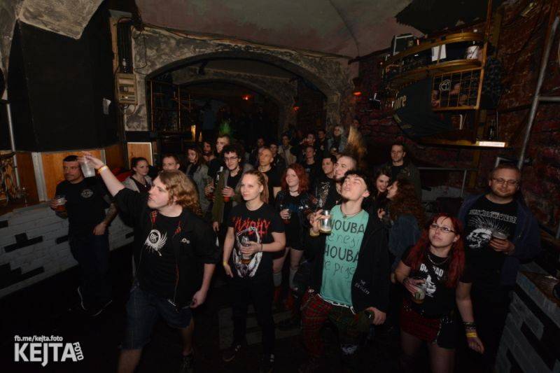 Žižkovská noc nepolevila ani v sobotu, vystoupili RV 4, PVA nebo NVÚ