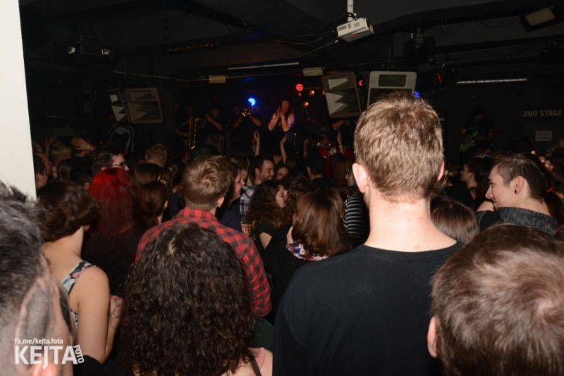 Žižkovská noc nepolevila ani v sobotu, vystoupili RV 4, PVA nebo NVÚ