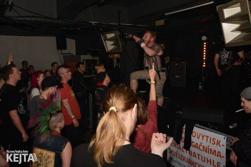 Žižkovská noc nepolevila ani v sobotu, vystoupili RV 4, PVA nebo NVÚ