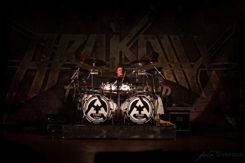 Arakain slavil narozeniny znovu nadvakrát