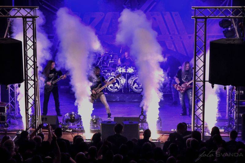 Arakain slavil narozeniny znovu nadvakrát