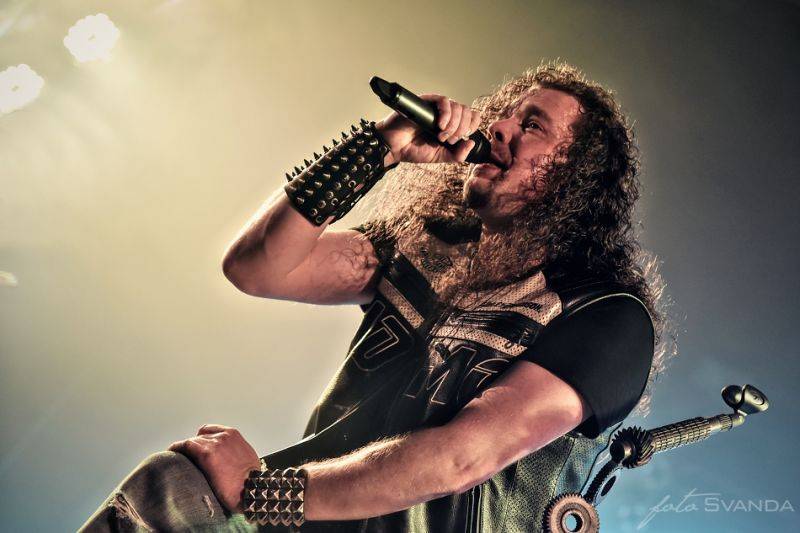 Arakain slavil narozeniny znovu nadvakrát