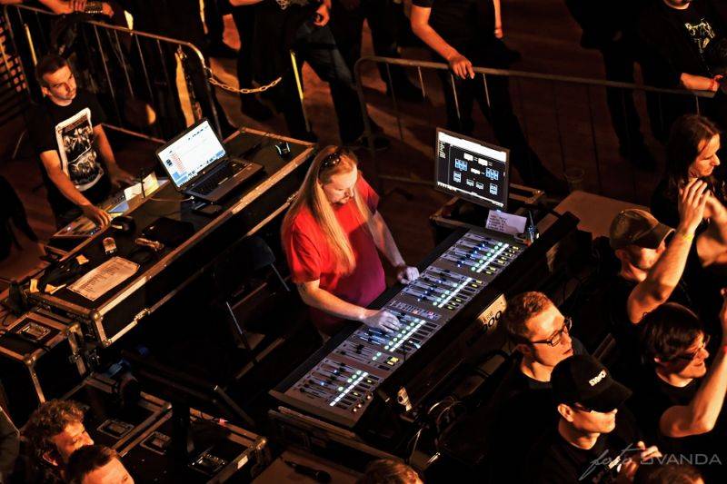 Arakain slavil narozeniny znovu nadvakrát