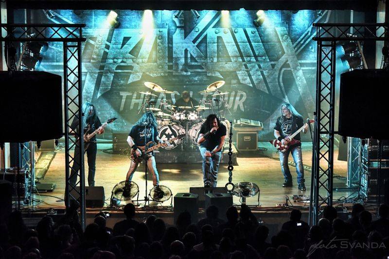 Arakain slavil narozeniny znovu nadvakrát