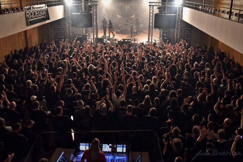 Arakain slavil narozeniny znovu nadvakrát