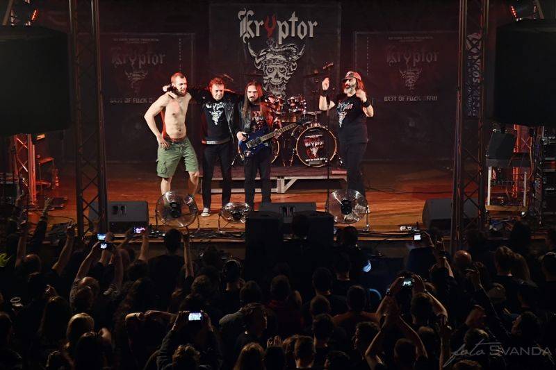 Arakain slavil narozeniny znovu nadvakrát