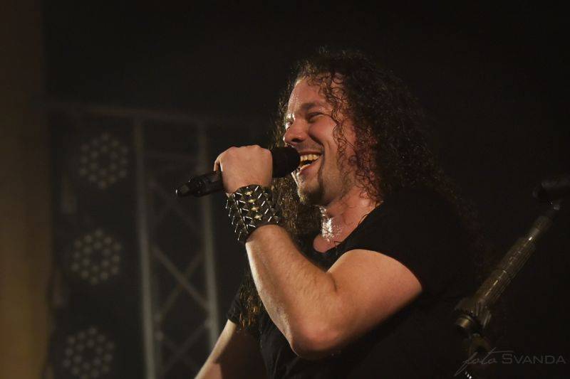 Arakain slavil narozeniny znovu nadvakrát