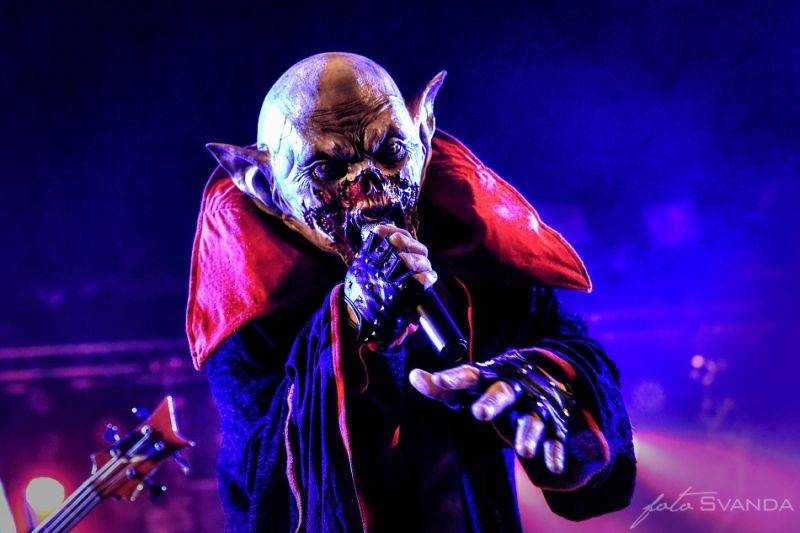 Arakain slavil narozeniny znovu nadvakrát