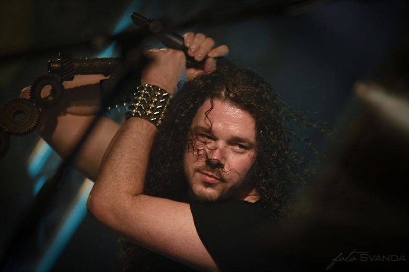 Arakain slavil narozeniny znovu nadvakrát