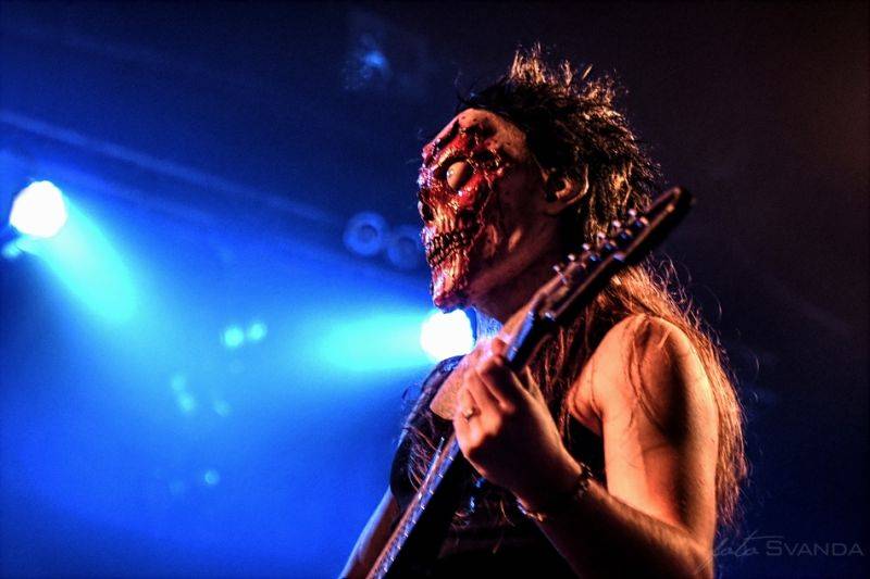 Arakain slavil narozeniny znovu nadvakrát