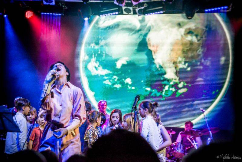 Planety spojily děti a dospělé v pražském Lucerna Music Baru