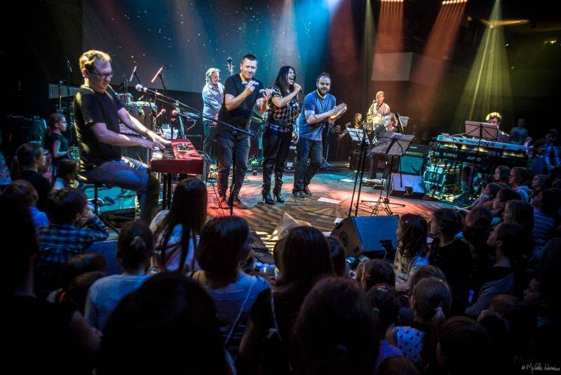 Planety spojily děti a dospělé v pražském Lucerna Music Baru