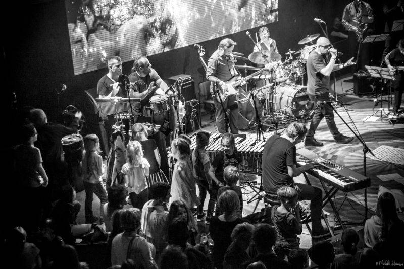 Planety spojily děti a dospělé v pražském Lucerna Music Baru