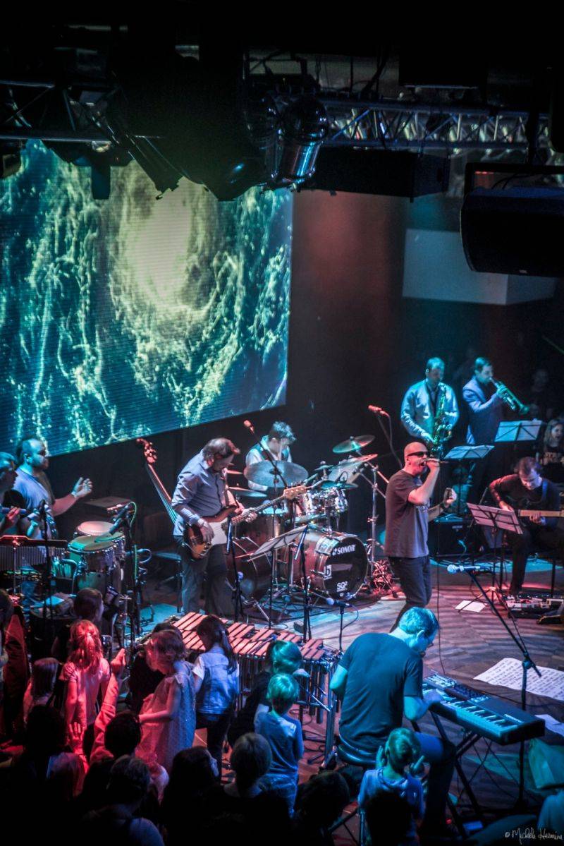 Planety spojily děti a dospělé v pražském Lucerna Music Baru