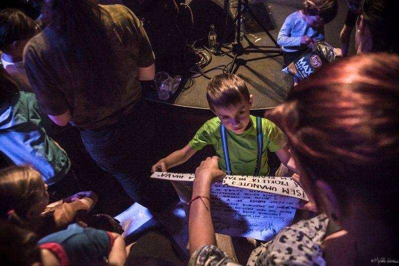 Planety spojily děti a dospělé v pražském Lucerna Music Baru