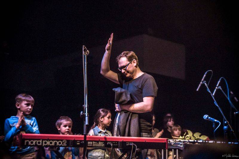 Planety spojily děti a dospělé v pražském Lucerna Music Baru